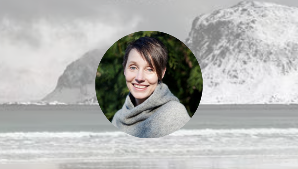 bilde av Ingeborg Arvola. boka Kniven i Ilden i bakgrunnen