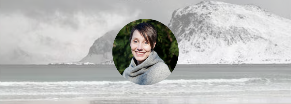 bilde av Ingeborg Arvola. boka Kniven i Ilden i bakgrunnen