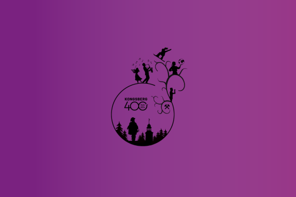 logoen til kongsberg 400 på lilla bakgrunn
