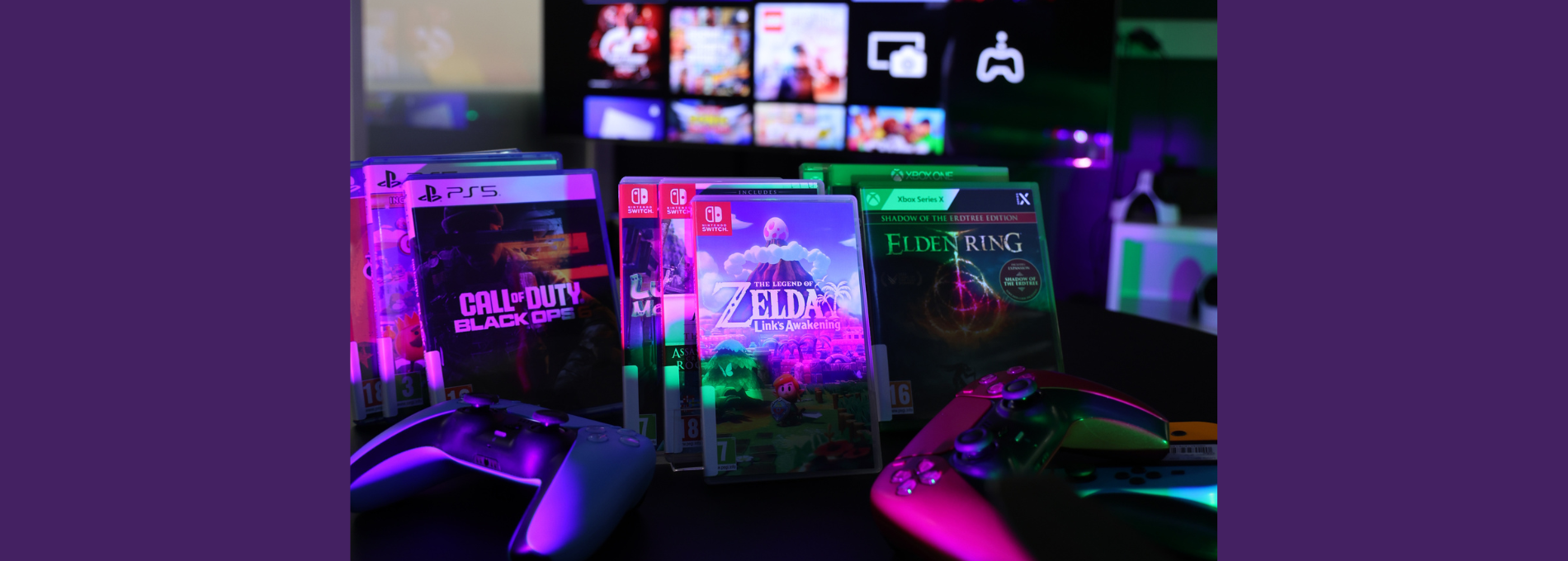 bilde av legend of zelda og andre spill til playstation, switch og Xbox i forgrunn. En TV i bakgrunnen