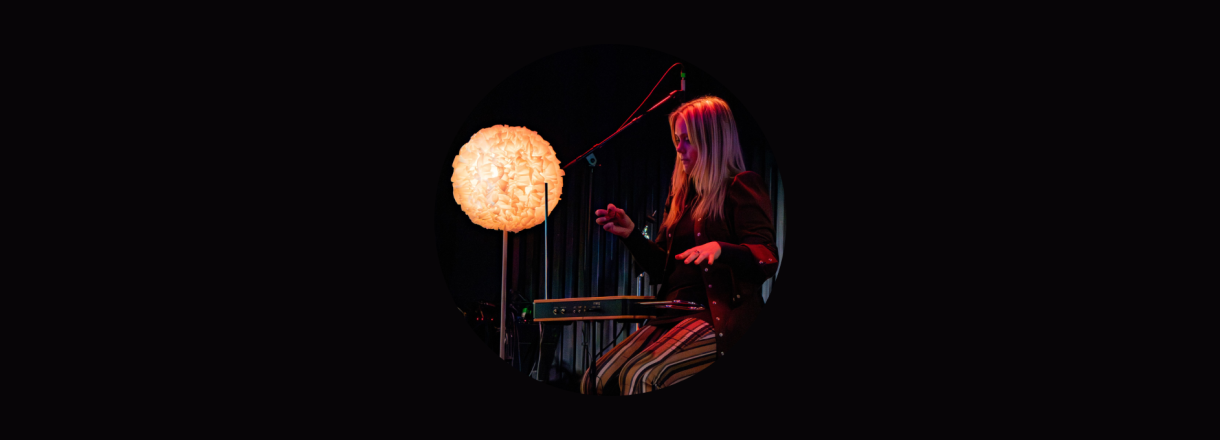 Bilde av dame som spiller en theremin
