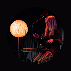 Bilde av dame som spiller en theremin